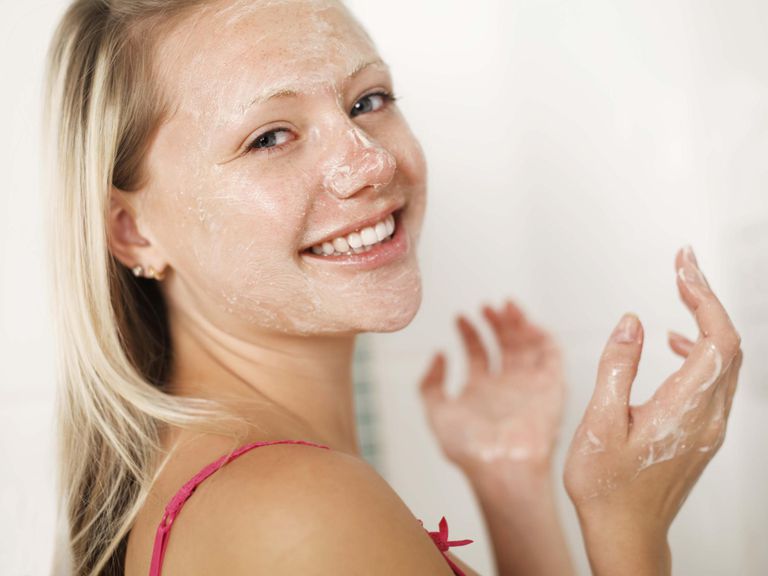 tīrīšanas līdzekli, ādas attīrīšanu, vajadzētu lietot, pārāk bieži, poras mazāku, sejas tīrīšanai