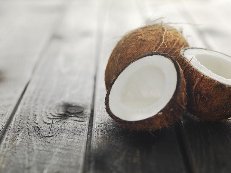 kokosriekstu pienu, piesātināto tauku, kokosriekstu pārslas, satur kalorijas, Uzturs Fakti, grami ogļhidrātu