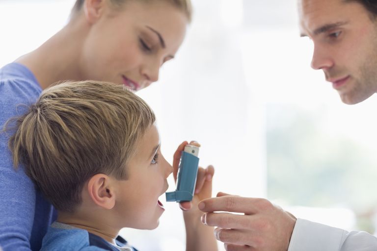 astmas risku, risku saslimt, risku saslimt astmu, saslimt astmu, bērna risku, ģimenes anamnēzē