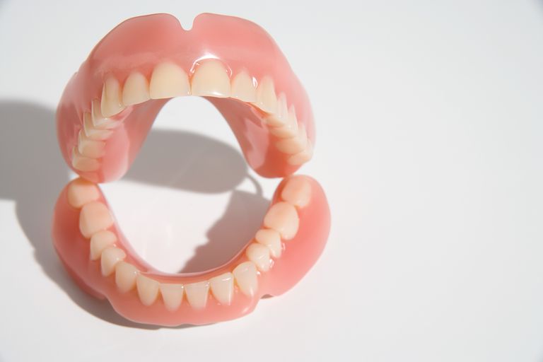 zobu protēzes, zobu protēžu, atlikušo zobu, augšējā apakšējā, dabisko zobu, Daļējas zobu