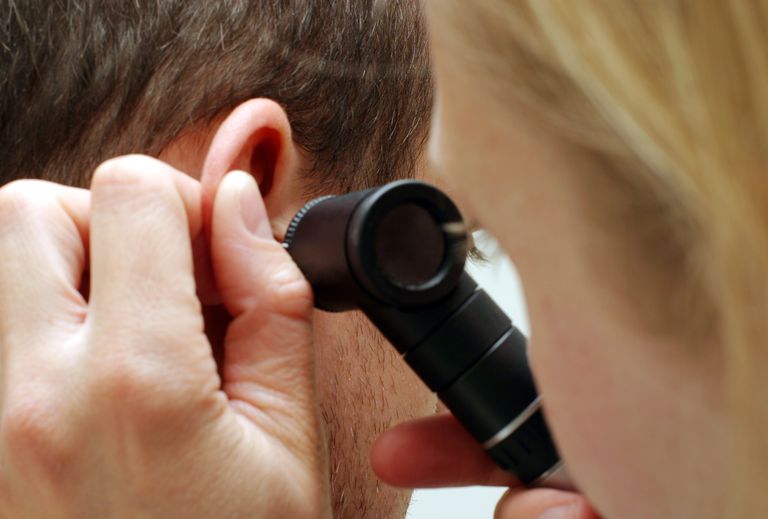 ausu infekcijas, ausu pilieniem, ausu sāpes, parasti tiek, sarkana bungādiņa
