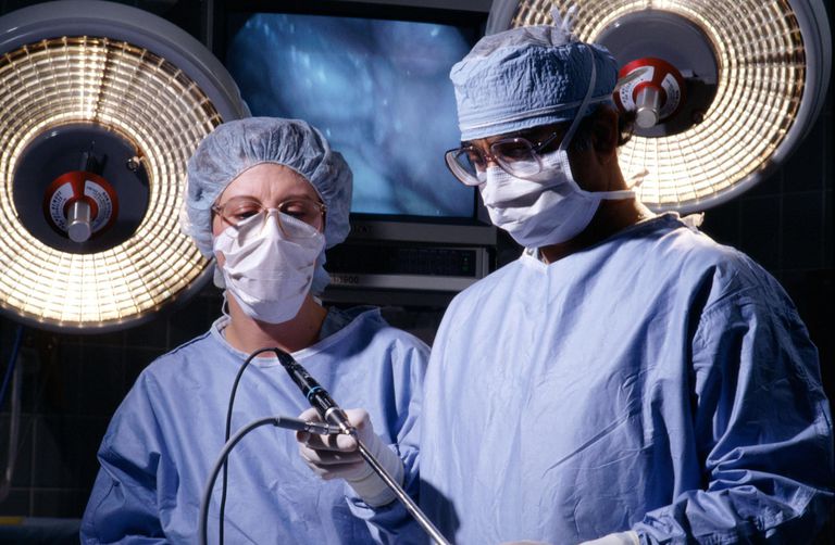 izmantojot laparoskopu, laparoskopijas laikā, ļauj ķirurgam, Lielākā daļa, parasti tiek