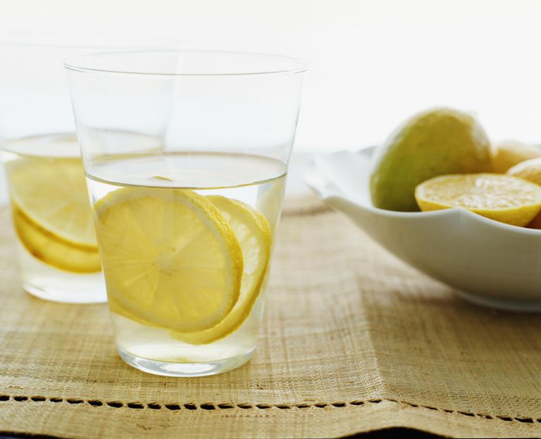 Почему пьют воду с лимоном. Теплая вода с лимоном. Утро с лимоном. Вода с лимоном после еды. Детокс вода с лимоном.